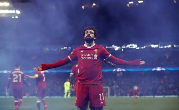 Mohamed Salah tras marcar uno de sus dos goles a la Roma en Anfield. 