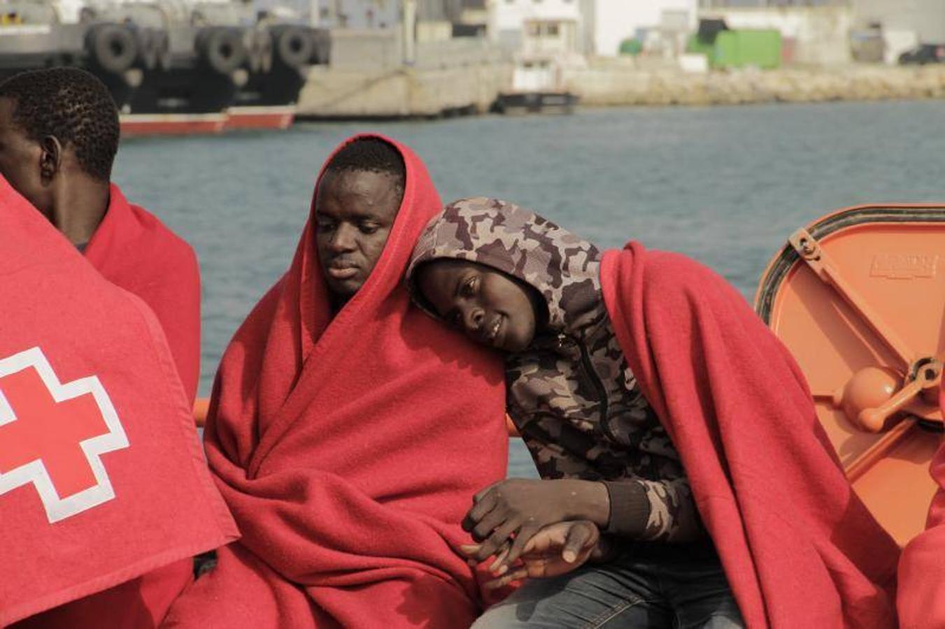 Salvamento Marítimo ha rescatado este jueves a un total de 127 personas en tres pateras localizadas en torno al mar de Alborán entre las que se encontraban diez mujeres y cinco menores. Ochenta personas fueron conducidas hasta el Puerto de Málaga.