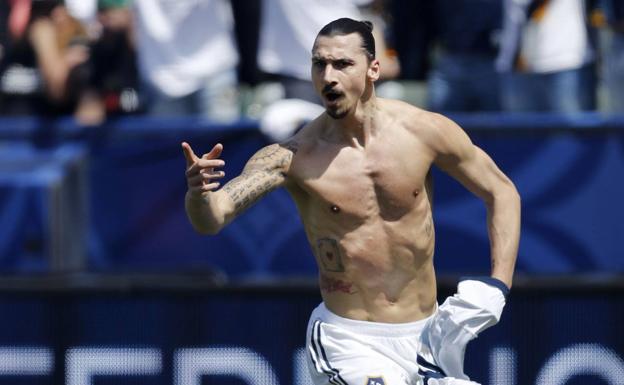 Zlatan Ibrahimovic celebra un con Los Ángeles Galaxy. 