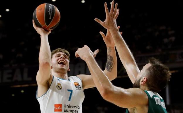 Doncic, en una acción ante Vougioukas. 