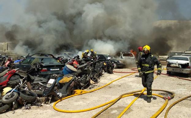 Bomberos actúan en un aparatoso incendio en un desguace en el polígono Guadalhorce