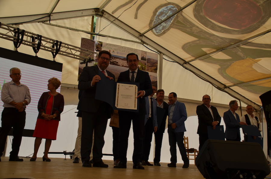 Acoge una fiesta multitudinaria para festejar la distinción de la FAO a un sistema de cultivo tradicional del que viven 2.000 familias de la Axarquía