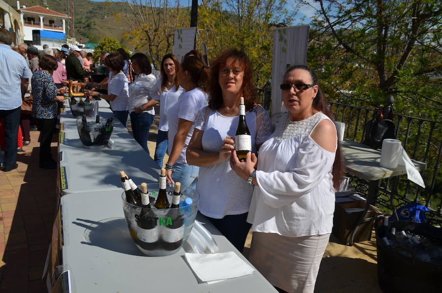 Acoge una fiesta multitudinaria para festejar la distinción de la FAO a un sistema de cultivo tradicional del que viven 2.000 familias de la Axarquía