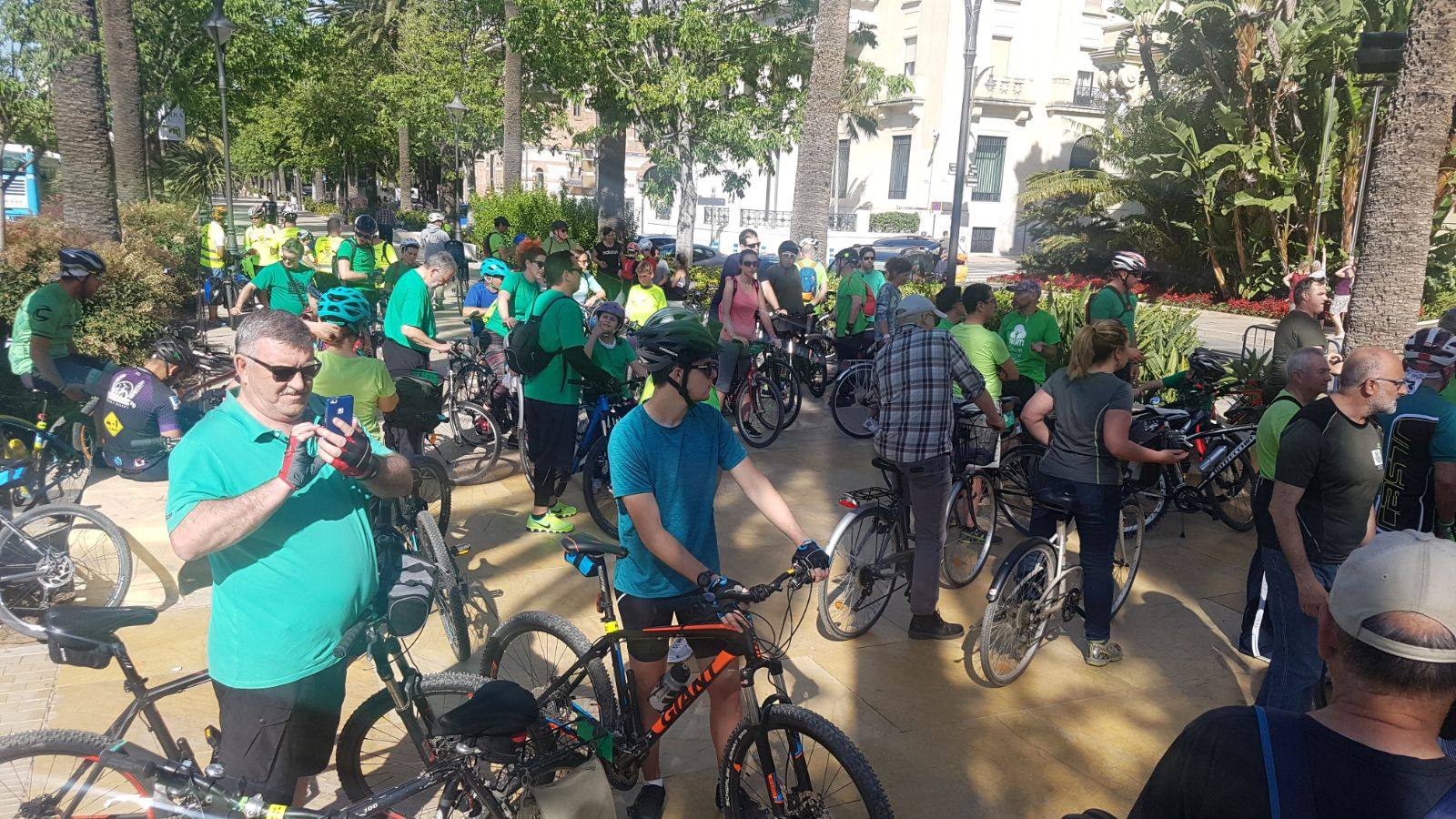 La asociación Ruedas Redondas, la plataforma ciudadana Bosque Urbano Málaga y la Mesa por un Bosque Urbano en los Antiguos Terrenos de Repsol convocan una marcha ciclista Por un Pulmón Verde para Málaga, cuyo objetivo es reclamar una zona verde de más de 17,7 hectáreas.