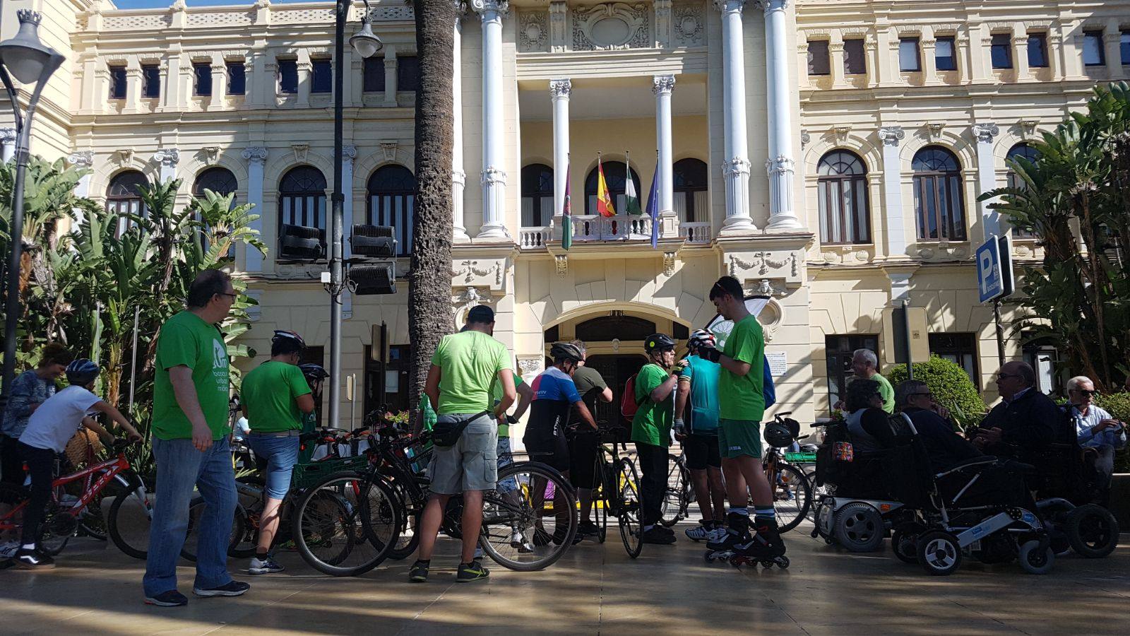 La asociación Ruedas Redondas, la plataforma ciudadana Bosque Urbano Málaga y la Mesa por un Bosque Urbano en los Antiguos Terrenos de Repsol convocan una marcha ciclista Por un Pulmón Verde para Málaga, cuyo objetivo es reclamar una zona verde de más de 17,7 hectáreas.