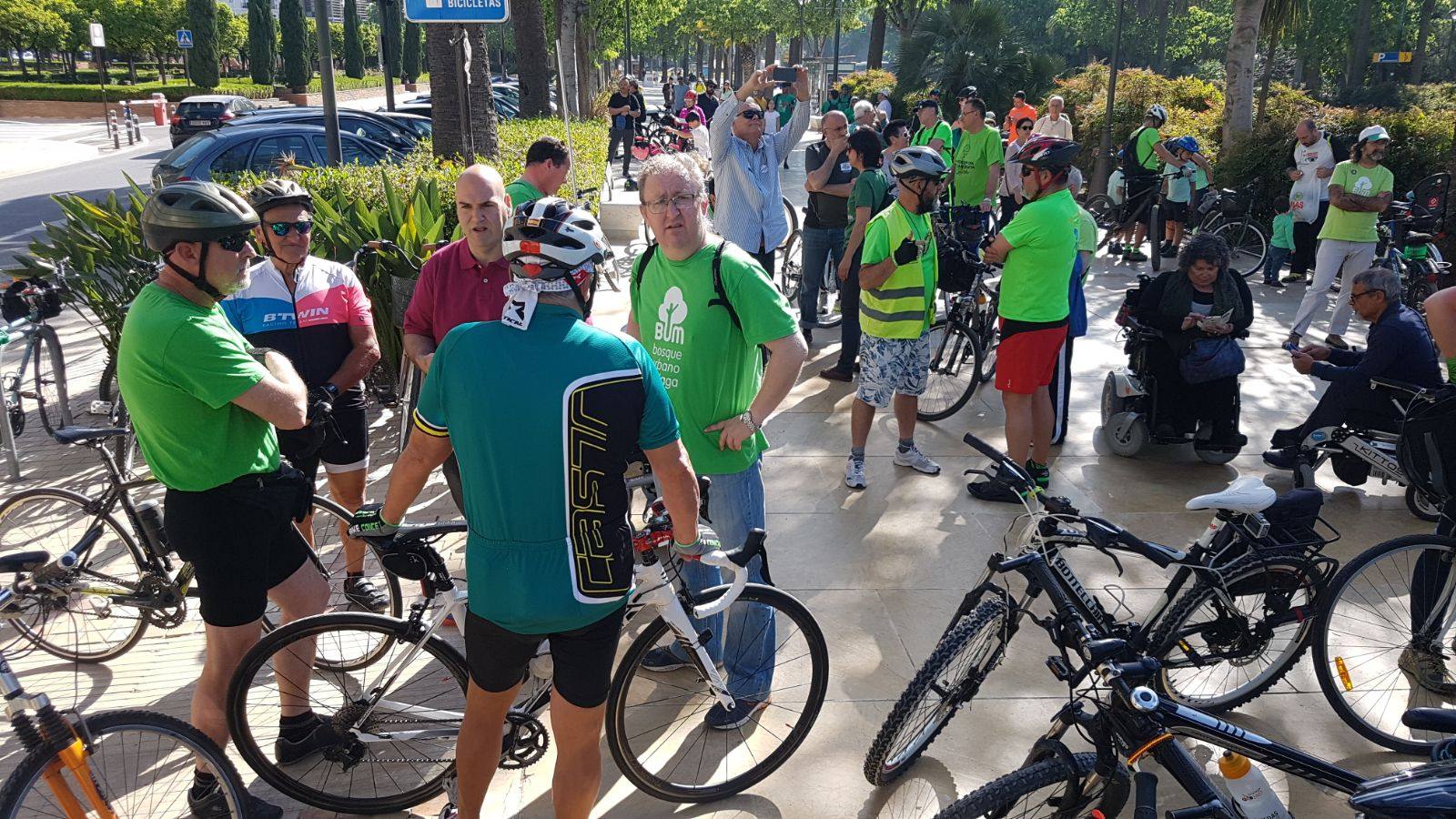 La asociación Ruedas Redondas, la plataforma ciudadana Bosque Urbano Málaga y la Mesa por un Bosque Urbano en los Antiguos Terrenos de Repsol convocan una marcha ciclista Por un Pulmón Verde para Málaga, cuyo objetivo es reclamar una zona verde de más de 17,7 hectáreas.