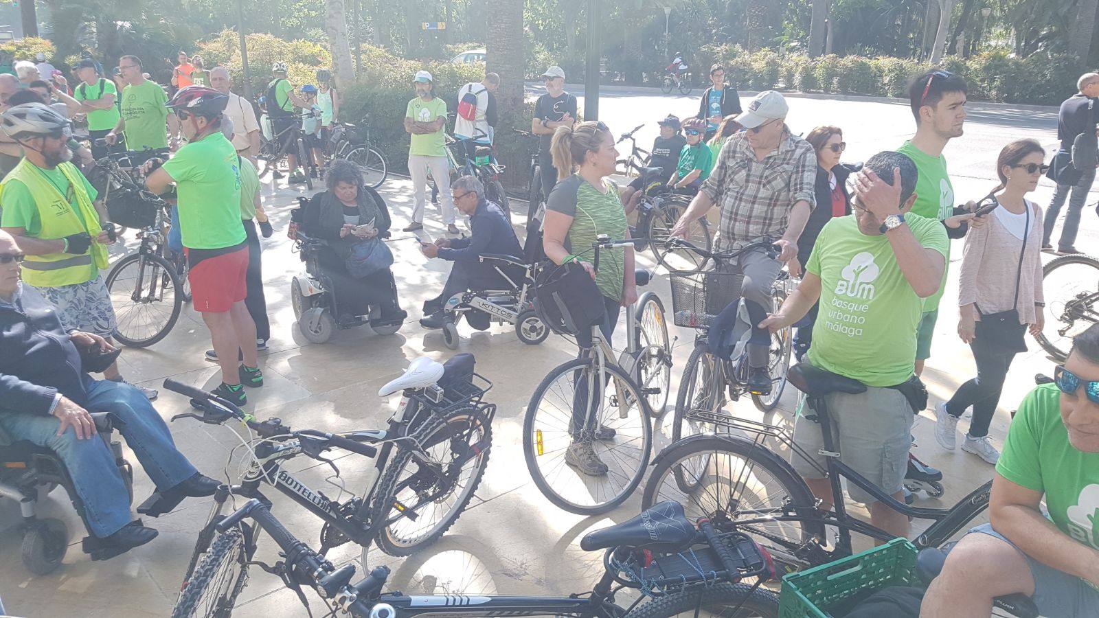 La asociación Ruedas Redondas, la plataforma ciudadana Bosque Urbano Málaga y la Mesa por un Bosque Urbano en los Antiguos Terrenos de Repsol convocan una marcha ciclista Por un Pulmón Verde para Málaga, cuyo objetivo es reclamar una zona verde de más de 17,7 hectáreas.