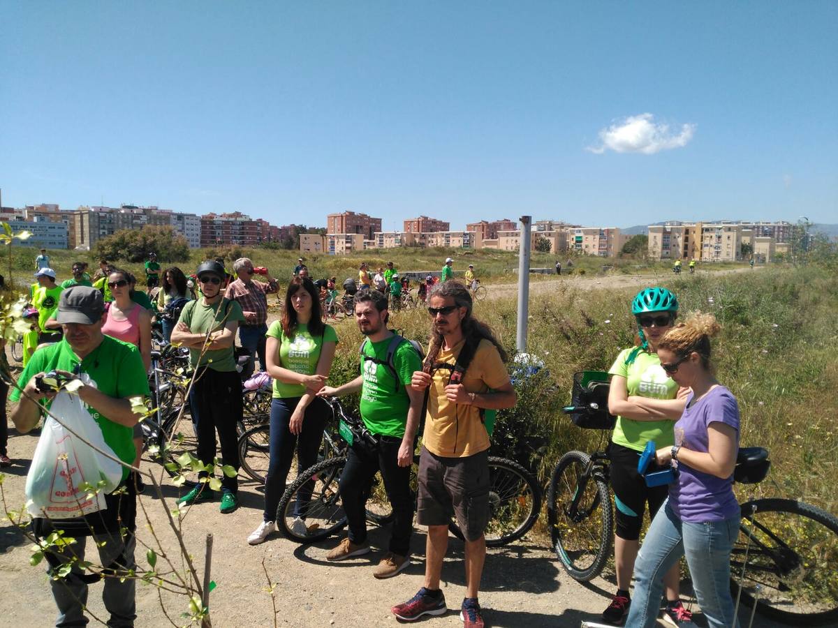 Llegada de los ciclistas a los terrenos de Repsol.