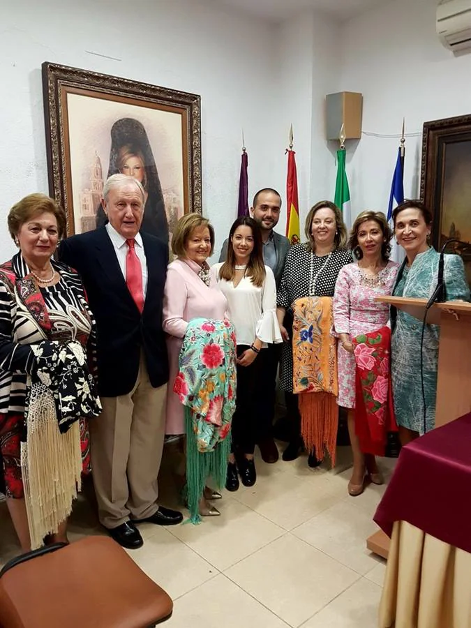 Rocío Marina Coll, con la junta directiva y asistentes al acto de presentación de la pregonera de la XIV Exaltación del Mantón de Manila.