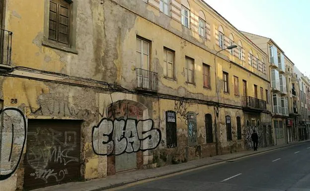 Vista de los edificios situados en la calle Cristo de la Epidemia 24, 26 y 28 que llevan décadas así.