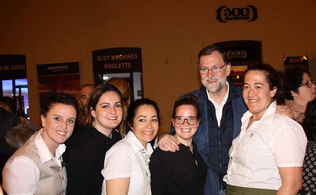 Rajoy accedió a fotografiarse con las personas que se lo pidieron. 