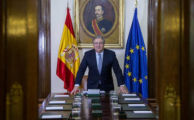 El ministro Juan Ignacio Zoido posa durante la entrevista en la sala de conferencias del Ministerio del Interior. 