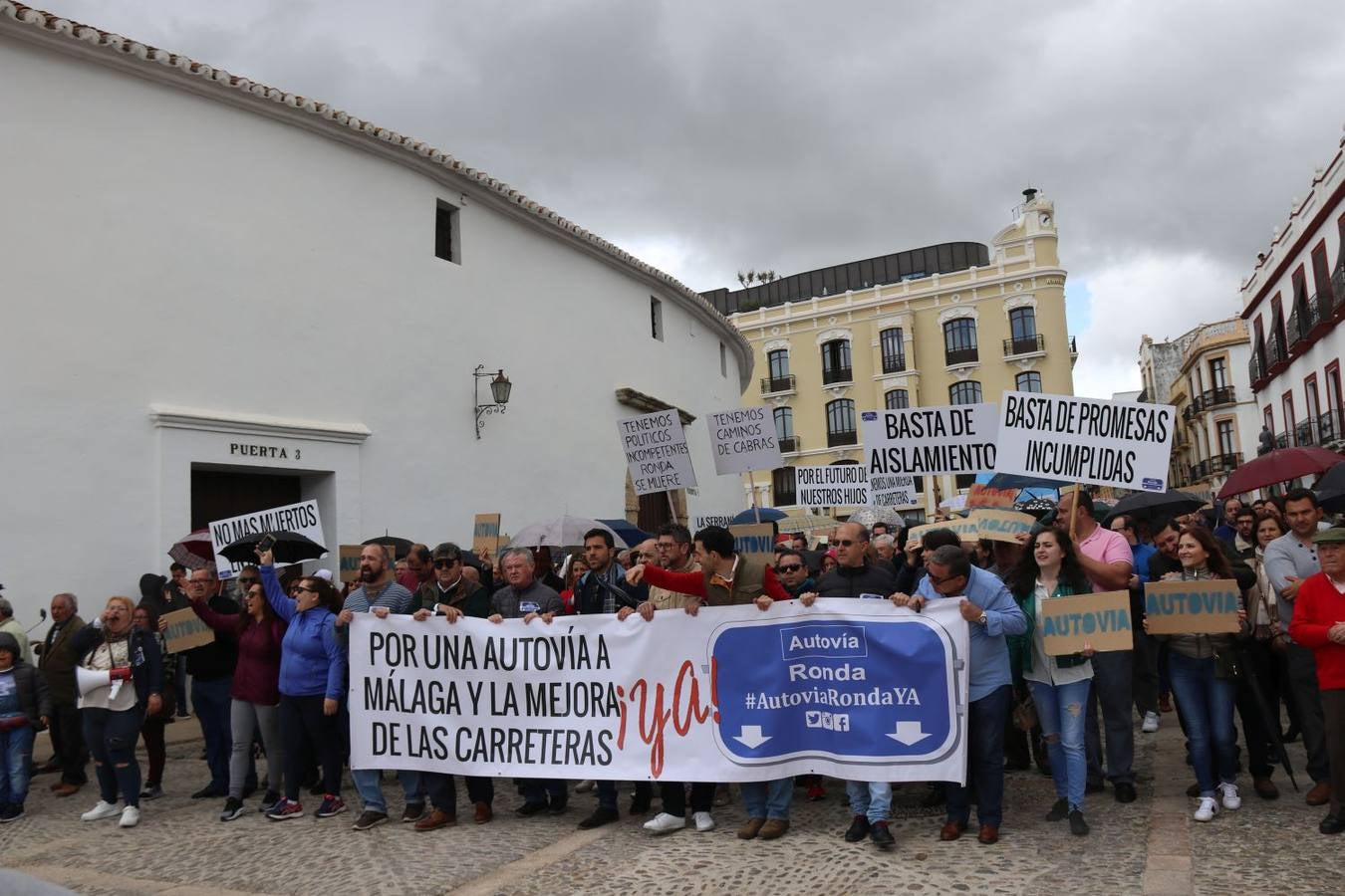 Una manifestación recorre las calles de la ciudad del Tajo por una mejora de las comunicaciones