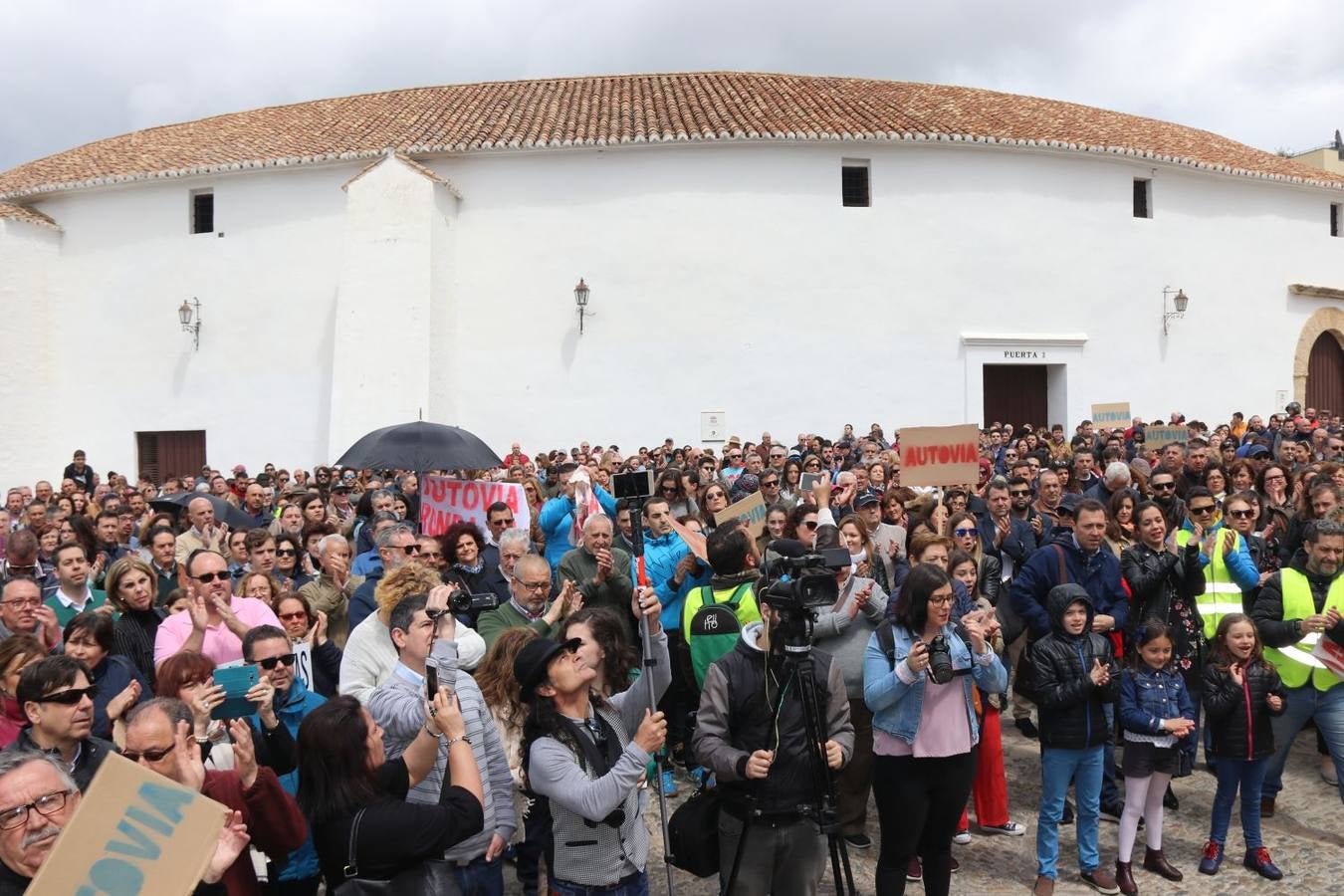 Una manifestación recorre las calles de la ciudad del Tajo por una mejora de las comunicaciones