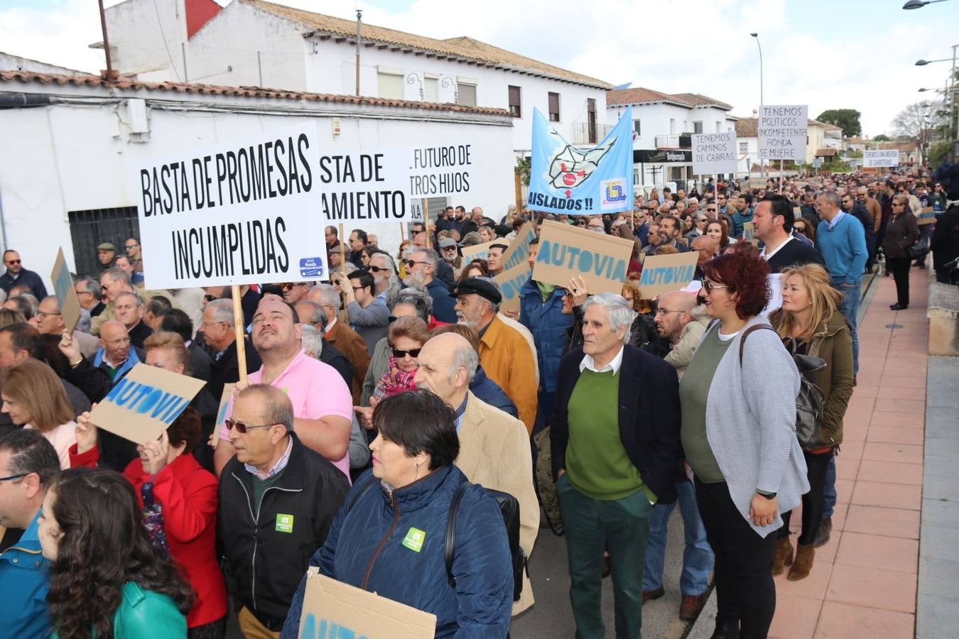 Una manifestación recorre las calles de la ciudad del Tajo por una mejora de las comunicaciones