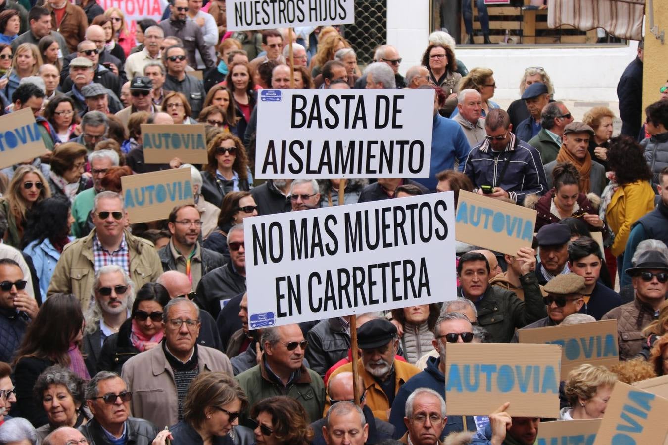 Una manifestación recorre las calles de la ciudad del Tajo por una mejora de las comunicaciones