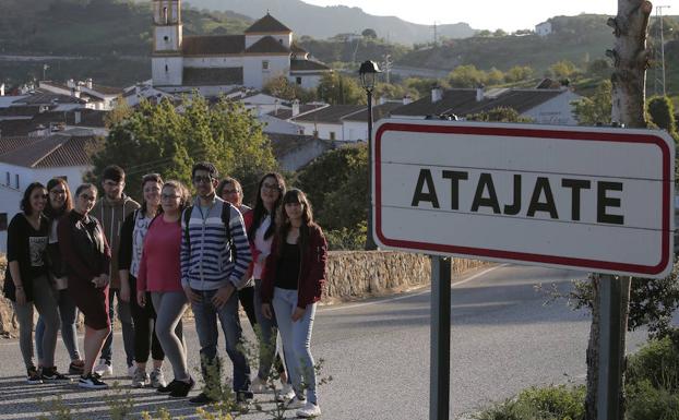 La mitad de los jóvenes de entre 16 y 30 años de Atajate, reunidos en la entrada del pueblo. 