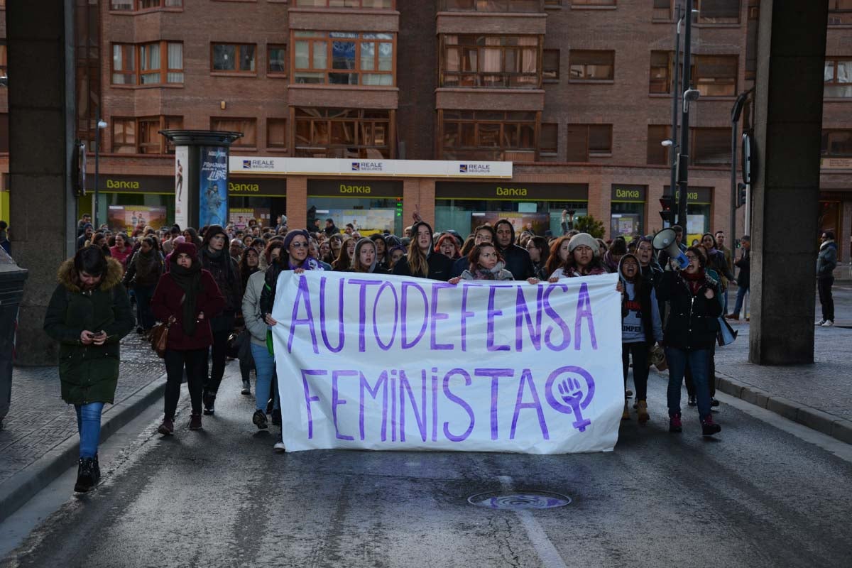 Miles de personas marchan por las calles de Burgos para mostrar su condena unánime ante el asesinato machista de Silvia Plaza