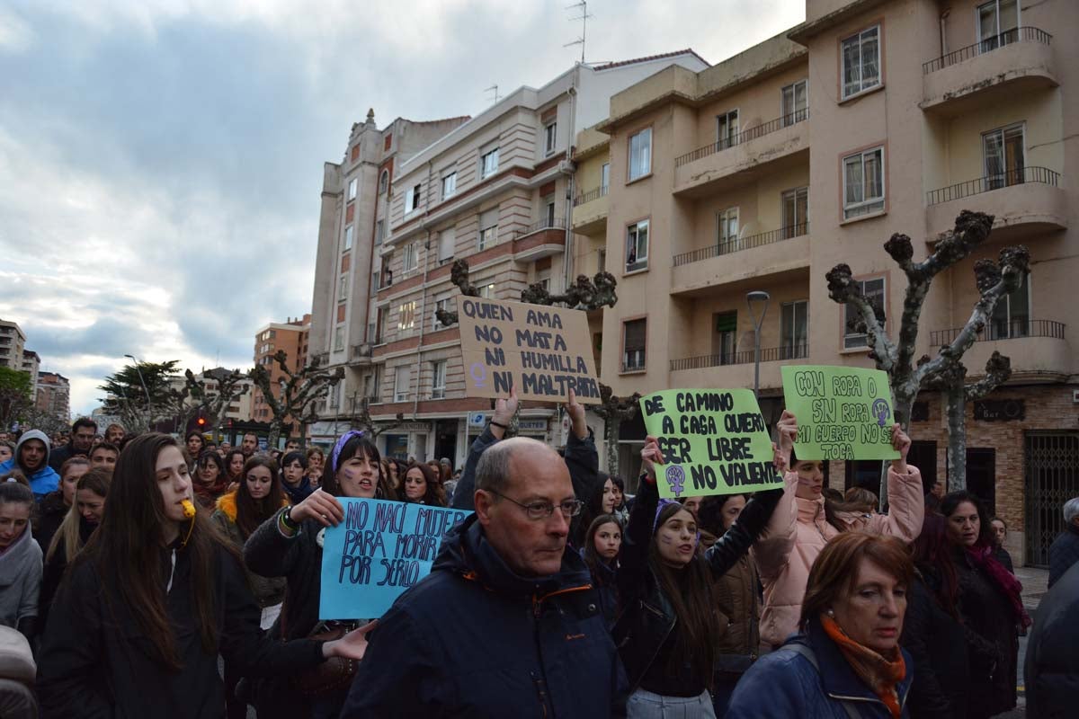 Miles de personas marchan por las calles de Burgos para mostrar su condena unánime ante el asesinato machista de Silvia Plaza