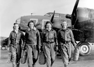 Imagen secundaria 1 - La 'wasp' Margaret Mary Lynn junto a su hija Marjory-Anne Lynn, en su casa de Somosaguas, en Madrid, en los años 80. Margaret murió en 2000. Cuatro 'avispas' dejan su avión B-17, en la escuela de Lockbourne, Ohio, tras un vuelo. 