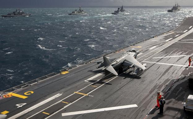 Una aeronave en el portaaviones Juan Carlos I, durante unas maniobras de la OTAN en el Golfo de Cádiz.