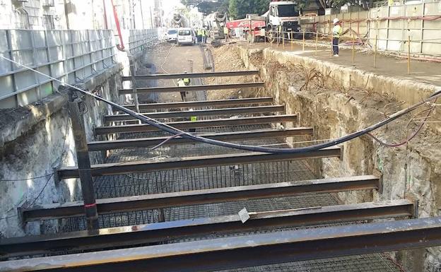 Obras del túnel del metro en el lateral norte de la Alameda Principal. 