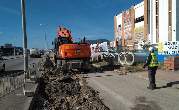 Obras para canalizar las aguas pluviales hacia un colector en el polígono Santa Cruz. 