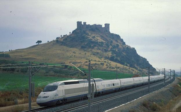 Un tren de alta velocidad pasa junto a Almodóvar del Río. 