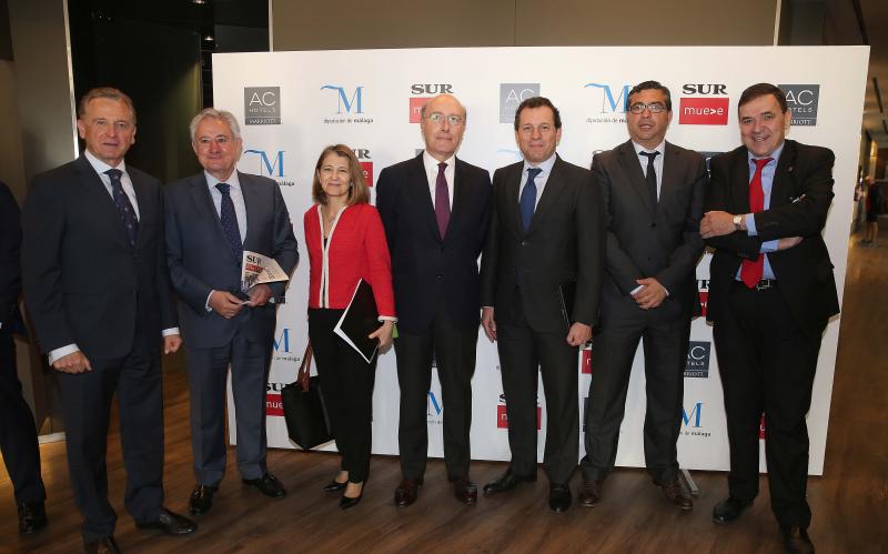 El Aeropuerto de Málaga ya tiene en marcha actuaciones para subir su capacidad máxima hasta los 29 millones de viajeros. Serán dos millones más que la actual y diez millones más que los actuales. Así lo ha anunciado esta mañana el presidente y consejero delegado de Aeropuertos Españoles y Navegación Aérea (Aena), Jaime García-Legaz, durante la celebración del foro Lidera Málaga, organizado por SUR, la Diputación de Málaga y el hotel AC Málaga Palacio