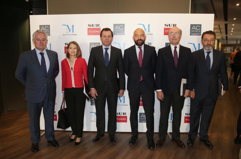 El Aeropuerto de Málaga ya tiene en marcha actuaciones para subir su capacidad máxima hasta los 29 millones de viajeros. Serán dos millones más que la actual y diez millones más que los actuales. Así lo ha anunciado esta mañana el presidente y consejero delegado de Aeropuertos Españoles y Navegación Aérea (Aena), Jaime García-Legaz, durante la celebración del foro Lidera Málaga, organizado por SUR, la Diputación de Málaga y el hotel AC Málaga Palacio