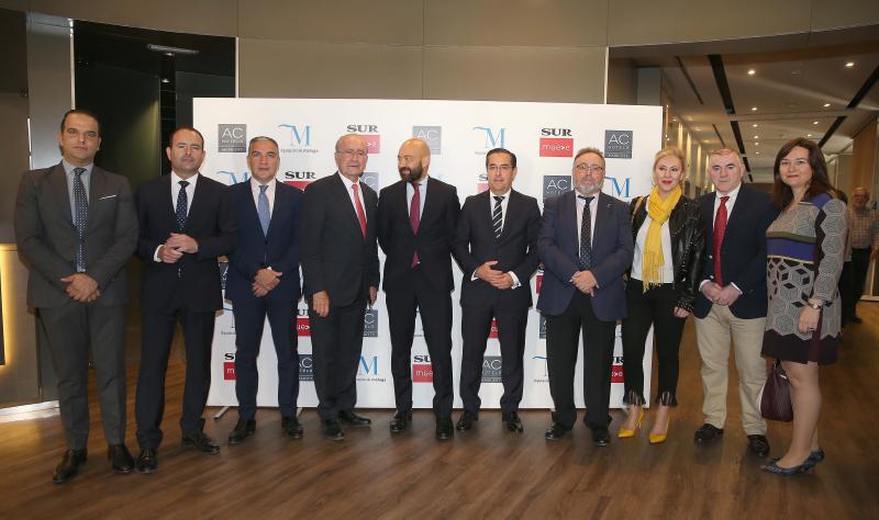 El Aeropuerto de Málaga ya tiene en marcha actuaciones para subir su capacidad máxima hasta los 29 millones de viajeros. Serán dos millones más que la actual y diez millones más que los actuales. Así lo ha anunciado esta mañana el presidente y consejero delegado de Aeropuertos Españoles y Navegación Aérea (Aena), Jaime García-Legaz, durante la celebración del foro Lidera Málaga, organizado por SUR, la Diputación de Málaga y el hotel AC Málaga Palacio