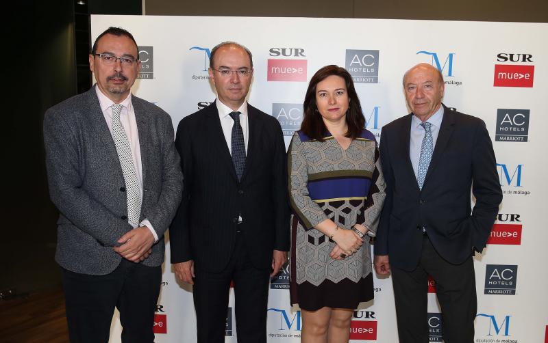 El Aeropuerto de Málaga ya tiene en marcha actuaciones para subir su capacidad máxima hasta los 29 millones de viajeros. Serán dos millones más que la actual y diez millones más que los actuales. Así lo ha anunciado esta mañana el presidente y consejero delegado de Aeropuertos Españoles y Navegación Aérea (Aena), Jaime García-Legaz, durante la celebración del foro Lidera Málaga, organizado por SUR, la Diputación de Málaga y el hotel AC Málaga Palacio