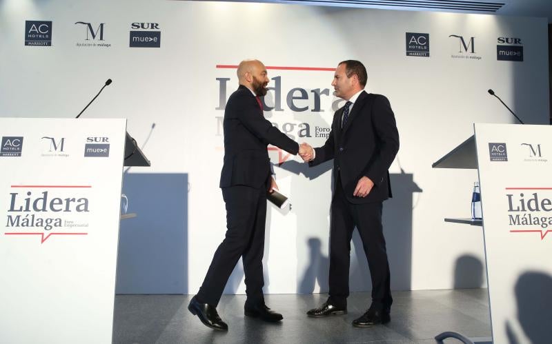 El Aeropuerto de Málaga ya tiene en marcha actuaciones para subir su capacidad máxima hasta los 29 millones de viajeros. Serán dos millones más que la actual y diez millones más que los actuales. Así lo ha anunciado esta mañana el presidente y consejero delegado de Aeropuertos Españoles y Navegación Aérea (Aena), Jaime García-Legaz, durante la celebración del foro Lidera Málaga, organizado por SUR, la Diputación de Málaga y el hotel AC Málaga Palacio