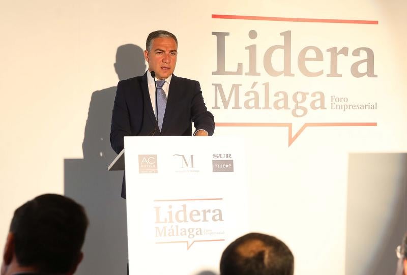 El Aeropuerto de Málaga ya tiene en marcha actuaciones para subir su capacidad máxima hasta los 29 millones de viajeros. Serán dos millones más que la actual y diez millones más que los actuales. Así lo ha anunciado esta mañana el presidente y consejero delegado de Aeropuertos Españoles y Navegación Aérea (Aena), Jaime García-Legaz, durante la celebración del foro Lidera Málaga, organizado por SUR, la Diputación de Málaga y el hotel AC Málaga Palacio
