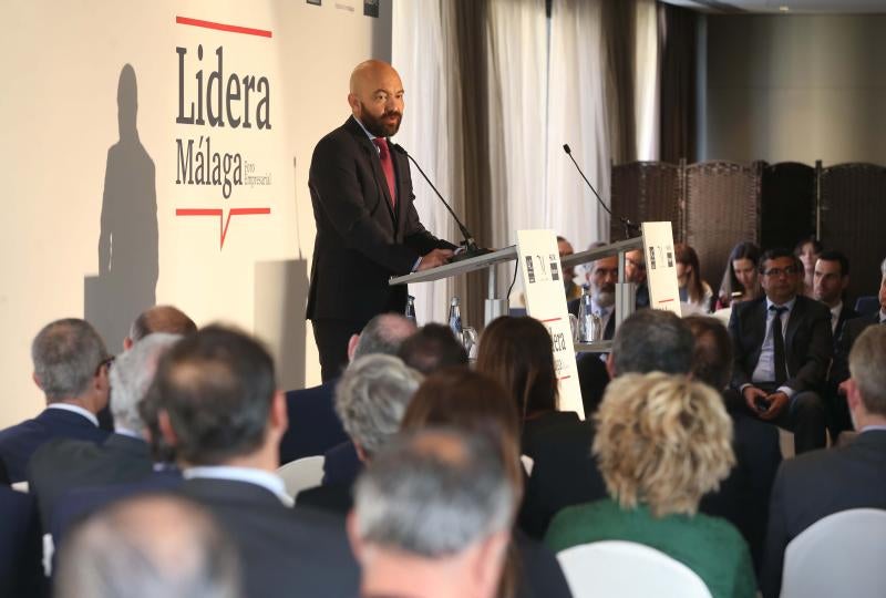 El Aeropuerto de Málaga ya tiene en marcha actuaciones para subir su capacidad máxima hasta los 29 millones de viajeros. Serán dos millones más que la actual y diez millones más que los actuales. Así lo ha anunciado esta mañana el presidente y consejero delegado de Aeropuertos Españoles y Navegación Aérea (Aena), Jaime García-Legaz, durante la celebración del foro Lidera Málaga, organizado por SUR, la Diputación de Málaga y el hotel AC Málaga Palacio