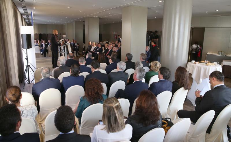 El Aeropuerto de Málaga ya tiene en marcha actuaciones para subir su capacidad máxima hasta los 29 millones de viajeros. Serán dos millones más que la actual y diez millones más que los actuales. Así lo ha anunciado esta mañana el presidente y consejero delegado de Aeropuertos Españoles y Navegación Aérea (Aena), Jaime García-Legaz, durante la celebración del foro Lidera Málaga, organizado por SUR, la Diputación de Málaga y el hotel AC Málaga Palacio