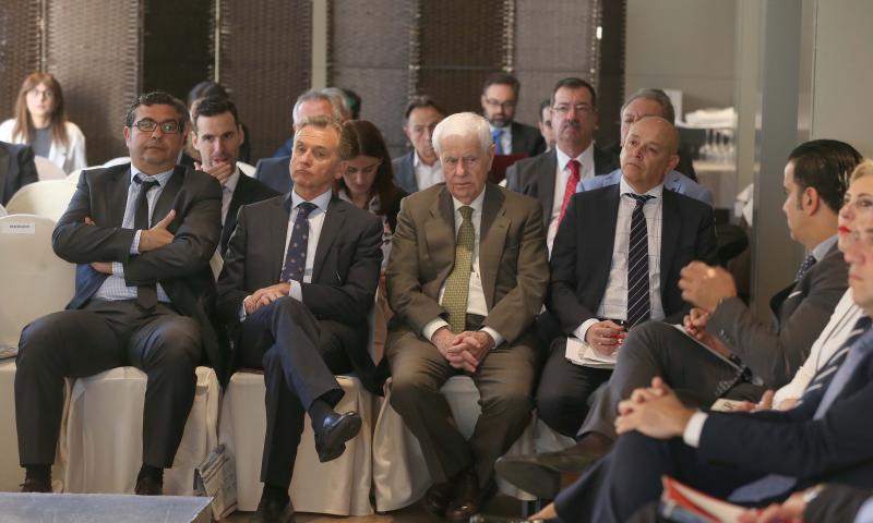 El Aeropuerto de Málaga ya tiene en marcha actuaciones para subir su capacidad máxima hasta los 29 millones de viajeros. Serán dos millones más que la actual y diez millones más que los actuales. Así lo ha anunciado esta mañana el presidente y consejero delegado de Aeropuertos Españoles y Navegación Aérea (Aena), Jaime García-Legaz, durante la celebración del foro Lidera Málaga, organizado por SUR, la Diputación de Málaga y el hotel AC Málaga Palacio