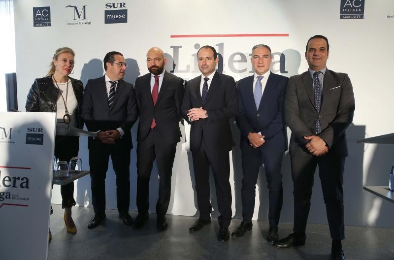 El Aeropuerto de Málaga ya tiene en marcha actuaciones para subir su capacidad máxima hasta los 29 millones de viajeros. Serán dos millones más que la actual y diez millones más que los actuales. Así lo ha anunciado esta mañana el presidente y consejero delegado de Aeropuertos Españoles y Navegación Aérea (Aena), Jaime García-Legaz, durante la celebración del foro Lidera Málaga, organizado por SUR, la Diputación de Málaga y el hotel AC Málaga Palacio