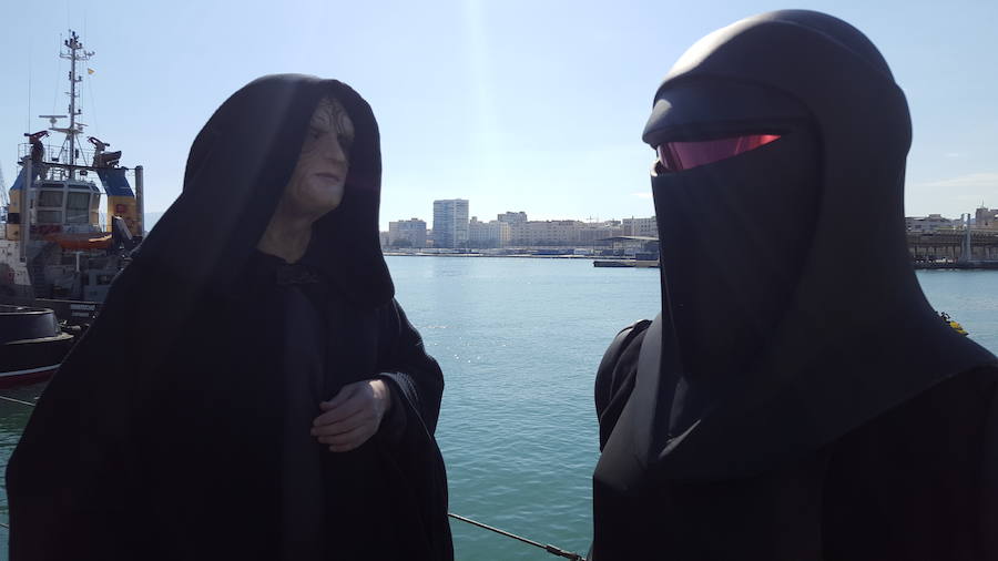 Así es el desfile de la Legión 501 de Star Wars por el Centro de Málaga organizado por la Fundación Andrés Olivares.