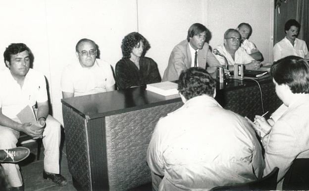 Los hermanos Julián y Ángel, Adela Capón, Damián Caneda, José Gómez Téllez, Antonio Chaneta y Jacinto Castillo, en uno de los primeros actos del Club Maristas.