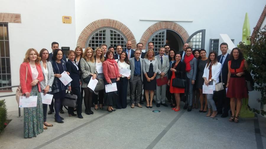 Los abogados expertos, después del acto de entrega de los diplomas acreditativos de la primera edición del Curso de Experto en Derecho de Familia.