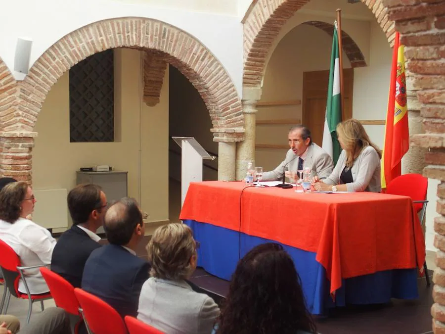 Francisco Javier Lara y Ángeles Muñoz en la entrega de los diplomas acreditativos de la primera edición del Curso de Experto en Derecho de Familia.