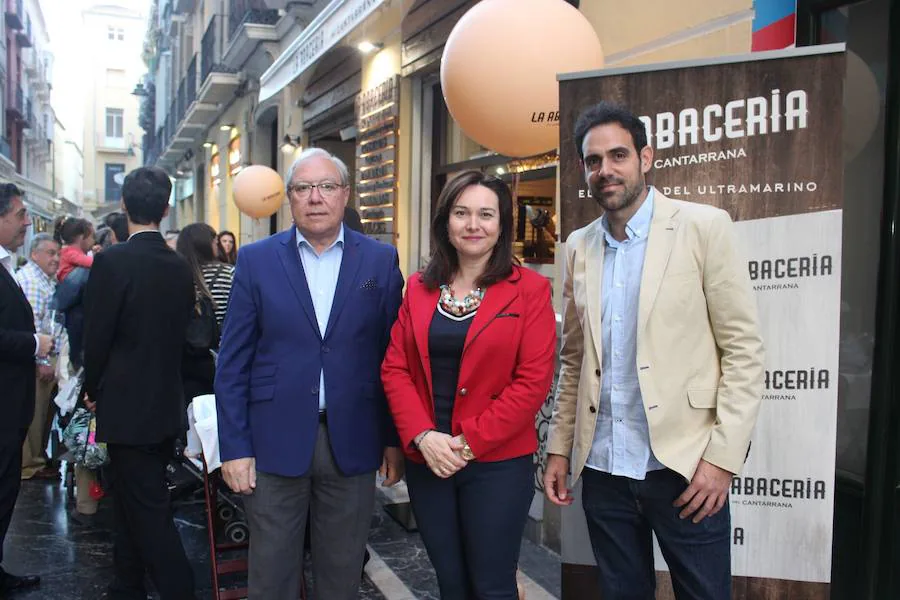 Francisco Frutos, María del Mar Martín Rojo y Javier Frutos durante la inauguración de un nuevo restaurante en el centro de Málaga: la Abacería del Cantarrana.