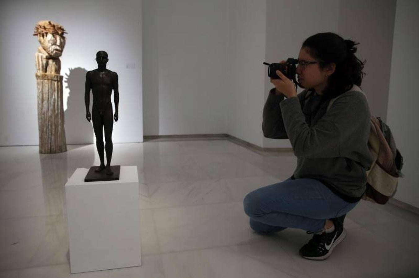 Una exposición ofrece desde hoy en el Palacio Episcopal de Málaga un viaje por veinticinco siglos de escultura, con fondos de la Fundación Cajasol, que arranca con una terracota púnico-fenicia que representa una cabeza de la diosa Astarté y que está datada en el siglo V antes de Cristo.