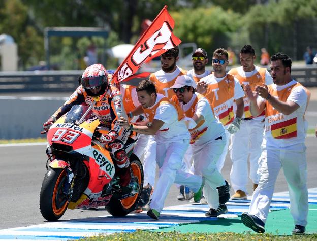 Marc Márquez celebra la victoria en Jerez con su bandera. :: JORGE GUERRERO. afp