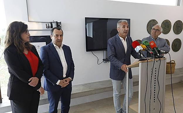 El consejero junto a los delegados de Gobierno y Cultura y el responsable de los Dólmenes, Bartolomé Ruiz