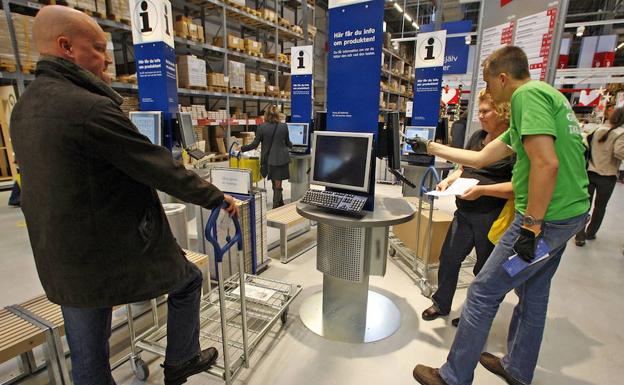 Empleados y clientes en una tienda de Ikea. 