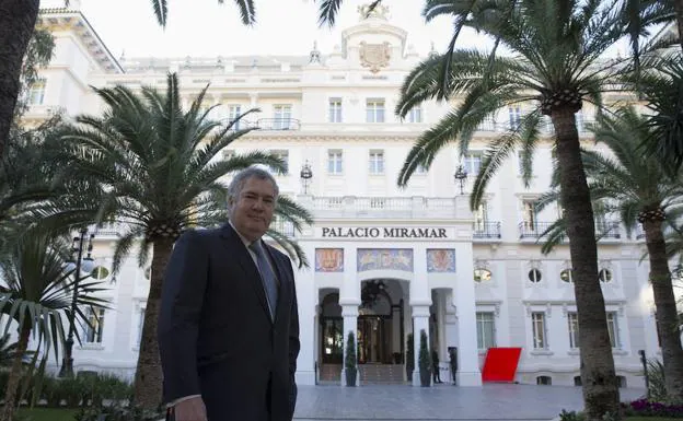 José Luis Santos, junto a la entrada del Gran Hotel Miramar. 