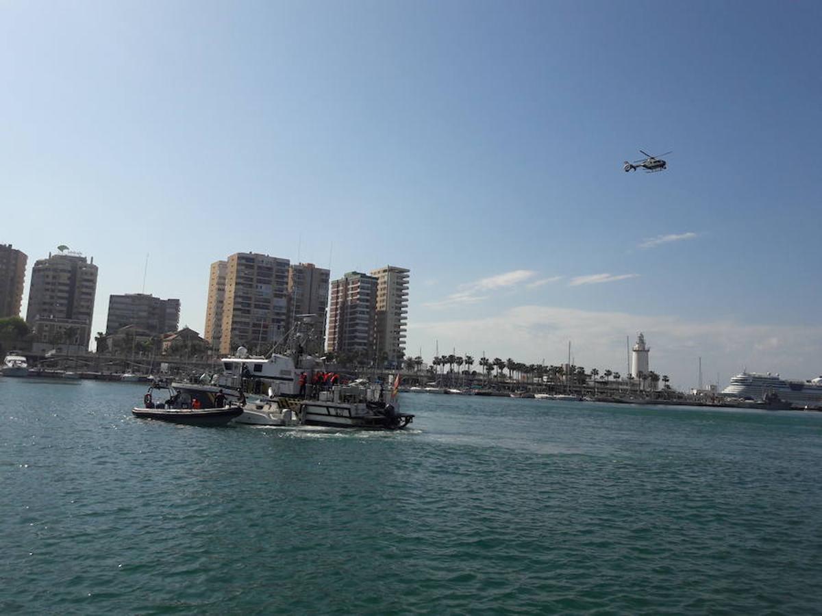Este jueves, la Guardia Civil ha llevado a cabo un simulacro de rescate de pateras con barco y helicóptero en el Puerto de Málaga ante 600 estudiantes dentro del Plan Director de la Subdelegación provincial.