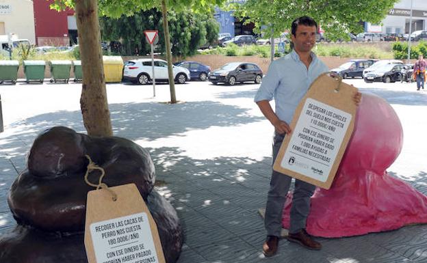 Marbella despliega en la calle una llamativa campaña de educación cívica con chicles y excrementos de plástico